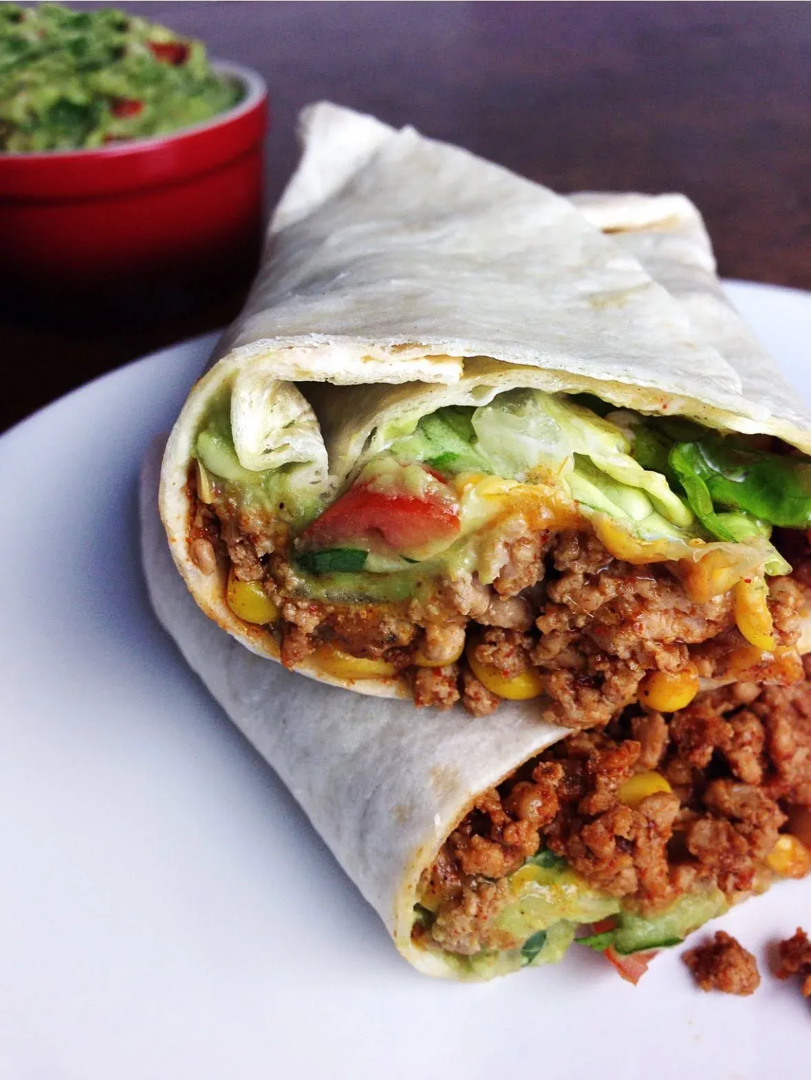 Burrito coupé en deux, viande et légumes.