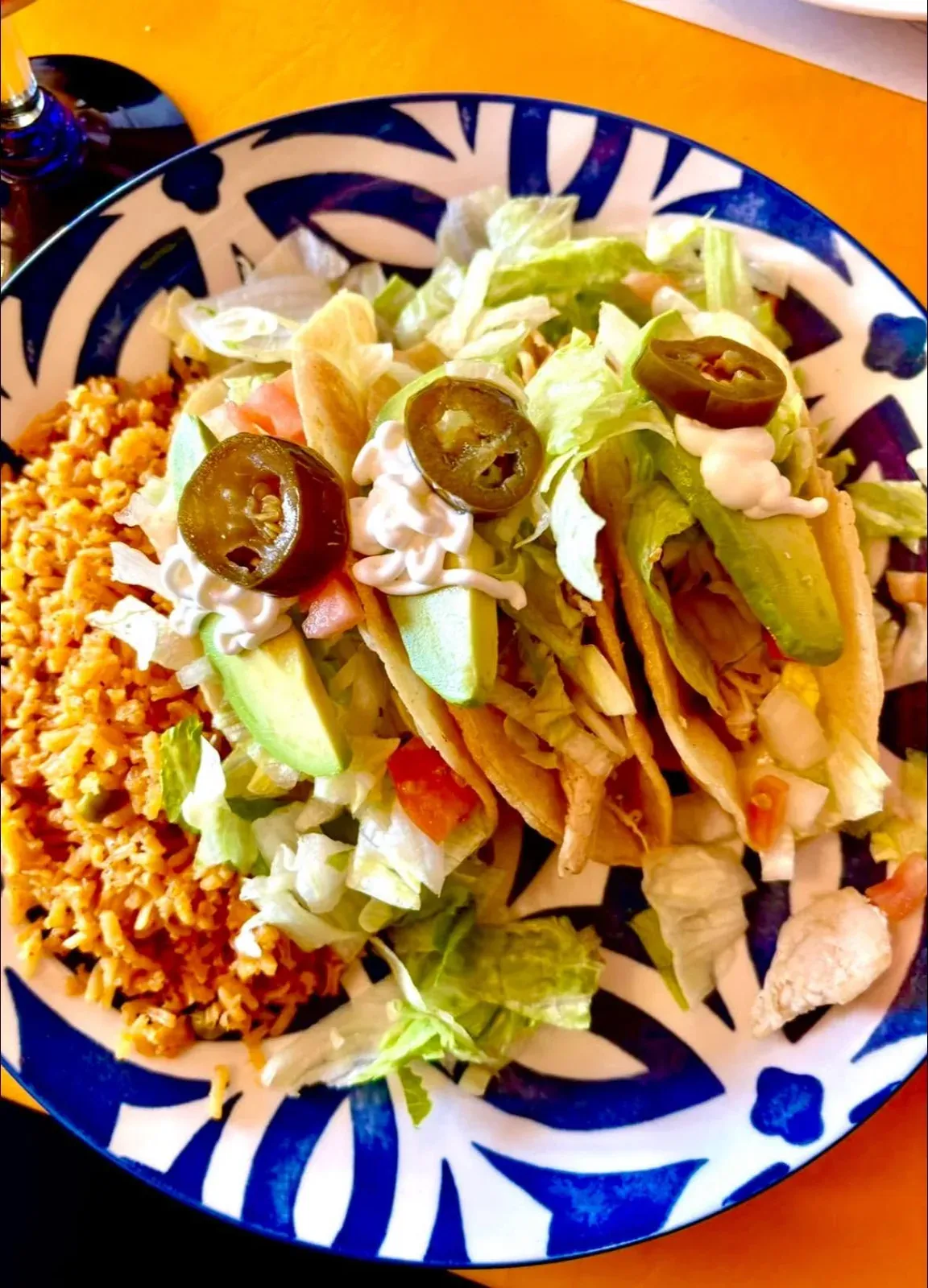 Tacos en coquille croustillante, riz, jalapeños et avocat.
