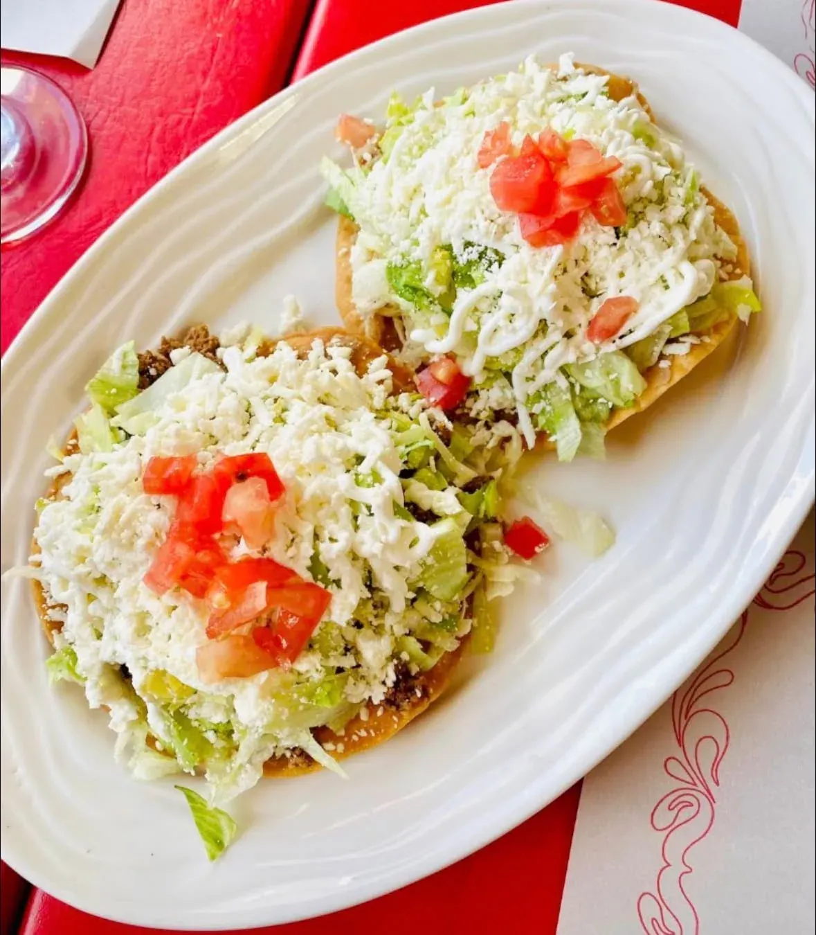 Tostadas garnies, servies sur assiette blanche.